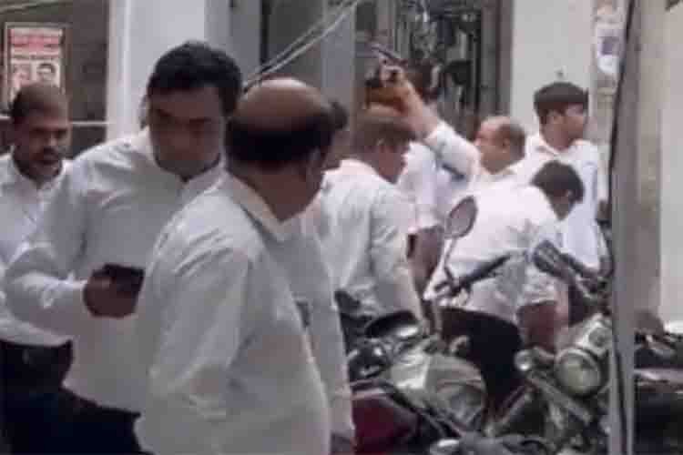 दिल्ली की तीस हजारी कोर्ट में वकीलों के बीच झड़प, हुई फायरिंग